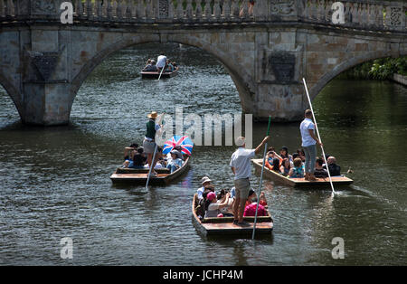 Cambridge, Cambridgeshire, England Regno Unito. Punting sul fiume Cam che mostra Clare College Bridge in Cambridge. Giugno 2017 Foto Stock