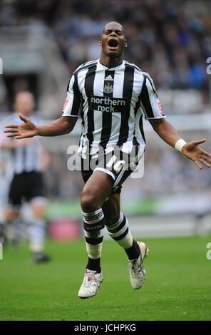 MARLON HAREWOOD Newcastle United FC NEWCASTLE V DONCASTER ROVERS St James Park, Newcastle, Inghilterra 24 ottobre 2009 GAA2328 ATTENZIONE! Questa fotografia può essere utilizzata solo per il giornale e/o rivista scopi editoriali. Non può essere utilizzata per, Internet/uso Online né per le pubblicazioni riguardanti 1 player, 1 Club o 1 CONCORRENZA, senza autorizzazione scritta da parte di Football DataCo Ltd. Per qualsiasi domanda, contattare Football DataCo Ltd il +44 (0) 207 864 9121 Foto Stock