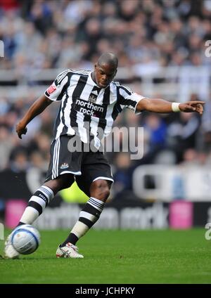 MARLON HAREWOOD Newcastle United FC NEWCASTLE V DONCASTER ROVERS St James Park, Newcastle, Inghilterra 24 ottobre 2009 GAA2335 ATTENZIONE! Questa fotografia può essere utilizzata solo per il giornale e/o rivista scopi editoriali. Non può essere utilizzata per, Internet/uso Online né per le pubblicazioni riguardanti 1 player, 1 Club o 1 CONCORRENZA, senza autorizzazione scritta da parte di Football DataCo Ltd. Per qualsiasi domanda, contattare Football DataCo Ltd il +44 (0) 207 864 9121 Foto Stock