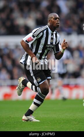 MARLON HAREWOOD Newcastle United FC NEWCASTLE V DONCASTER ROVERS St James Park, Newcastle, Inghilterra 24 ottobre 2009 GAA2338 ATTENZIONE! Questa fotografia può essere utilizzata solo per il giornale e/o rivista scopi editoriali. Non può essere utilizzata per, Internet/uso Online né per le pubblicazioni riguardanti 1 player, 1 Club o 1 CONCORRENZA, senza autorizzazione scritta da parte di Football DataCo Ltd. Per qualsiasi domanda, contattare Football DataCo Ltd il +44 (0) 207 864 9121 Foto Stock