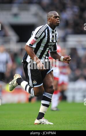 MARLON HAREWOOD Newcastle United FC NEWCASTLE V DONCASTER ROVERS St James Park, Newcastle, Inghilterra 24 ottobre 2009 GAA2339 ATTENZIONE! Questa fotografia può essere utilizzata solo per il giornale e/o rivista scopi editoriali. Non può essere utilizzata per, Internet/uso Online né per le pubblicazioni riguardanti 1 player, 1 Club o 1 CONCORRENZA, senza autorizzazione scritta da parte di Football DataCo Ltd. Per qualsiasi domanda, contattare Football DataCo Ltd il +44 (0) 207 864 9121 Foto Stock