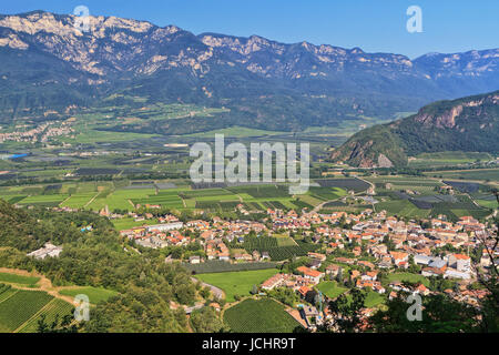 Panoramica della Valle dell Adige con Ora village in primo piano Foto Stock