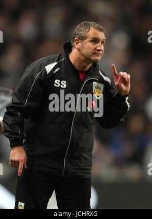 SANDY STEWART BURNLEY FC ASSISTANT MANAGER Manchester City v Burnley City of Manchester Stadium, MANCHERSTER, Inghilterra 07 novembre 2009 GAA3111 ATTENZIONE! Questa fotografia può essere utilizzata solo per il giornale e/o rivista scopi editoriali. Non può essere utilizzata per, Internet/uso Online né per le pubblicazioni riguardanti 1 player, 1 Club o 1 CONCORRENZA, senza autorizzazione scritta da parte di Football DataCo Ltd. Per qualsiasi domanda, contattare Football DataCo Ltd il +44 (0) 207 864 9121 Foto Stock