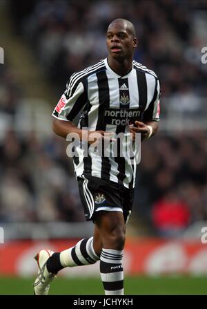 MARLON HAREWOOD Newcastle United FC Newcastle United v Swansea City ST. JAMES' PARK, Newcastle, Inghilterra 28 novembre 2009 GAB5473 ATTENZIONE! Questa fotografia può essere utilizzata solo per il giornale e/o rivista scopi editoriali. Non può essere utilizzata per, Internet/uso Online né per le pubblicazioni riguardanti 1 player, 1 Club o 1 CONCORRENZA, senza autorizzazione scritta da parte di Football DataCo Ltd. Per qualsiasi domanda, contattare Football DataCo Ltd il +44 (0) 207 864 9121 Foto Stock