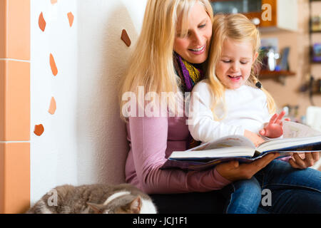 Lettura madre stanco figlia buona notte storia fuori della narrazione prenota Foto Stock