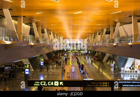 DOHA, Qatar - 22 Aprile 2017: Hamad aeroporto internazionale con i passeggeri a piedi al terminale di gate. L'aeroporto è aperto il 30 aprile 2014 con un Foto Stock