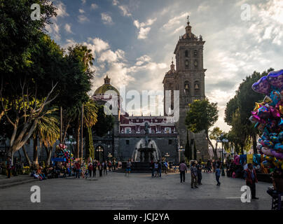 Fontana e Puebla Cattedrale al tramonto - Puebla, Messico Foto Stock
