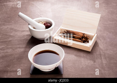 Tradizionale medicina coreana, ginseng rosso Foto Stock