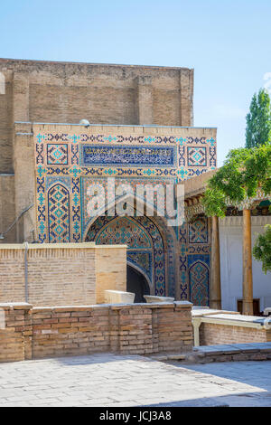 Mosaico blu sulla facciata a Shah i Zinda mausoleo, Samarcanda, Uzbekistan Foto Stock