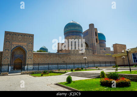 Vista di Bibi Khanum mausoleo con giardino intorno, Samarcanda, Uzbekistan. Foto Stock