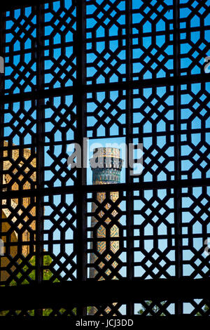 Visualizzare al minareto attraverso la finestra a traliccio, Samarcanda, Uzbekistan Foto Stock
