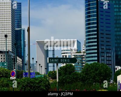 Guardando verso La Défense da Neuilly-sur-Seine, Île de France. Paris région. Foto Stock