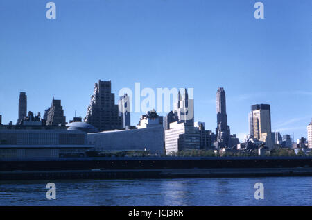 Antique Ottobre 1958 fotografia, vista dell UNICEF e il Consiglio di Sicurezza delle Nazioni Unite edifici di New York City dalla East River. Fonte: ORIGINALE 35mm trasparenza. Foto Stock