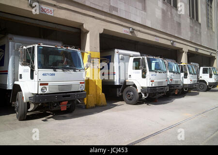 Le banchine di carico pieno di usps camion di consegna morgan generale struttura posta New York City USA Foto Stock