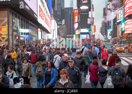 Pieno occupato il marciapiede di sera serata a Times Square a New York City USA Foto Stock