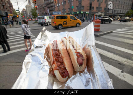 Hot Dog e peperoncino cane cibo di strada nella città di New York STATI UNITI D'AMERICA Foto Stock