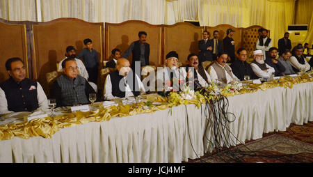 Il dott. Tahir-ul-Qadri politico pakistano e studioso islamico del Sufismo testa del Pakistan Awami Tehreek (PAT) anche il presidente fondatore del Minhaj-ul-Corano parlando a persone di media durante una conferenza stampa contro il governo in un albergo locale. Foto Stock