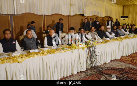 Il dott. Tahir-ul-Qadri politico pakistano e studioso islamico del Sufismo testa del Pakistan Awami Tehreek (PAT) anche il presidente fondatore del Minhaj-ul-Corano parlando a persone di media durante una conferenza stampa contro il governo in un albergo locale. Foto Stock