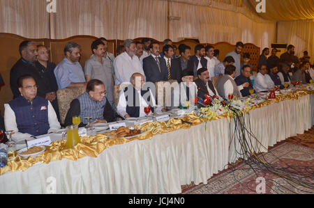 Il dott. Tahir-ul-Qadri politico pakistano e studioso islamico del Sufismo testa del Pakistan Awami Tehreek (PAT) anche il presidente fondatore del Minhaj-ul-Corano parlando a persone di media durante una conferenza stampa contro il governo in un albergo locale. Foto Stock