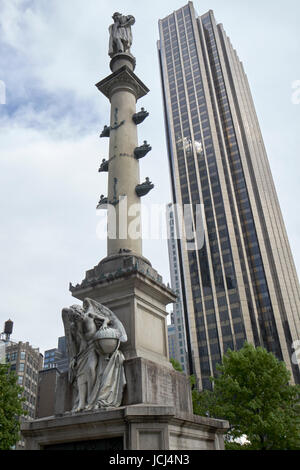 Statua di Cristoforo Colombo a Columbus circle con Trump International Hotel New York City USA Foto Stock