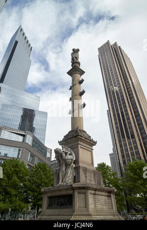 Statua di Cristoforo Colombo a Columbus circle con Time Warner Center e Trump International Hotel New York City USA Foto Stock