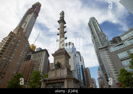 Statua di Cristoforo Colombo a Columbus circle con lusso costoso south central park edifici di appartamenti New York City USA Foto Stock
