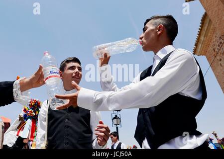 Camunas, Spagna. Il 15 giugno, 2017. Camu-come, Toledo, Spagna. Il 15 giugno, 2017. I giovani bere acqua durante la processione del Corpus Domini. Parte della Spagna sta vivendo una ondata di caldo con temperature fino a 42C gradi. Credito: M. Ramirez/Pacific Press/Alamy Live News Foto Stock