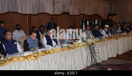 Lahore, Pakistan. 16 Giugno, 2017. Il dott. Tahir-ul-Qadri politico pakistano e studioso islamico del Sufismo testa del Pakistan Awami Tehreek (PAT) anche il presidente fondatore del Minhaj-ul-Corano parlando a persone di media durante una conferenza stampa contro il governo in un albergo locale. Credito: Rana Sajid Hussain/Pacific Press/Alamy Live News Foto Stock