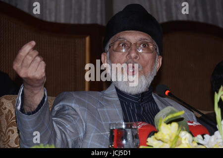 Lahore, Pakistan. 16 Giugno, 2017. Il dott. Tahir-ul-Qadri politico pakistano e studioso islamico del Sufismo testa del Pakistan Awami Tehreek (PAT) anche il presidente fondatore del Minhaj-ul-Corano parlando a persone di media durante una conferenza stampa contro il governo in un albergo locale. Credito: Rana Sajid Hussain/Pacific Press/Alamy Live News Foto Stock