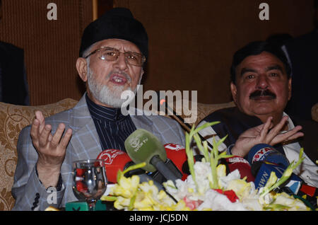 Lahore, Pakistan. 16 Giugno, 2017. Il dott. Tahir-ul-Qadri politico pakistano e studioso islamico del Sufismo testa del Pakistan Awami Tehreek (PAT) anche il presidente fondatore del Minhaj-ul-Corano parlando a persone di media durante una conferenza stampa contro il governo in un albergo locale. Credito: Rana Sajid Hussain/Pacific Press/Alamy Live News Foto Stock