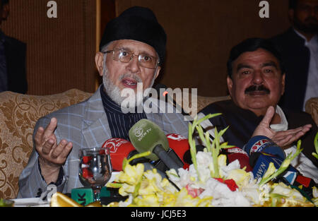 Lahore, Pakistan. 16 Giugno, 2017. Il dott. Tahir-ul-Qadri politico pakistano e studioso islamico del Sufismo testa del Pakistan Awami Tehreek (PAT) anche il presidente fondatore del Minhaj-ul-Corano parlando a persone di media durante una conferenza stampa contro il governo in un albergo locale. Credito: Rana Sajid Hussain/Pacific Press/Alamy Live News Foto Stock