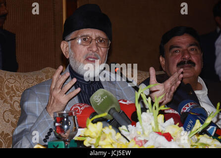 Lahore, Pakistan. 16 Giugno, 2017. Il dott. Tahir-ul-Qadri politico pakistano e studioso islamico del Sufismo testa del Pakistan Awami Tehreek (PAT) anche il presidente fondatore del Minhaj-ul-Corano parlando a persone di media durante una conferenza stampa contro il governo in un albergo locale. Credito: Rana Sajid Hussain/Pacific Press/Alamy Live News Foto Stock