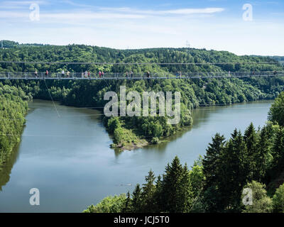 Rappbode serbatoio di acqua e il più lungo ponte sospeso in tutto il mondo (per giugno 2017) , 453 m lunghezza aperto, denominata Titan RT, Rappbode, Harz, Germania Foto Stock