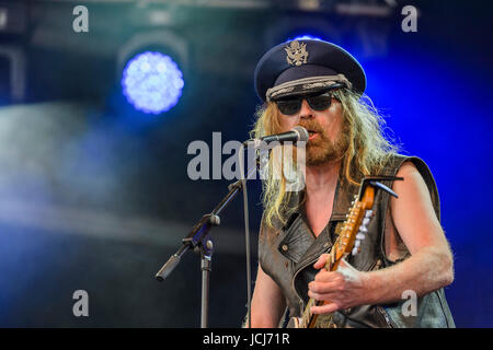 Dundrennan Scozia, Regno Unito - 24 Luglio 2015: Julian Cope esibirsi sul palco Summerisle durante il giorno uno del XIV Festival Wickerman Foto Stock