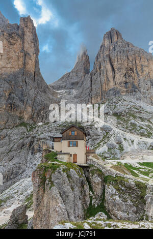 Le Torri del Vajolet, rifugio Preuss nelle Dolomiti, Italia Foto Stock