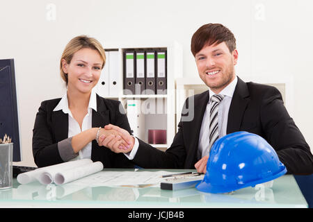 Gli architetti si stringono la mano in ufficio dopo il raggiungimento di un accordo Foto Stock