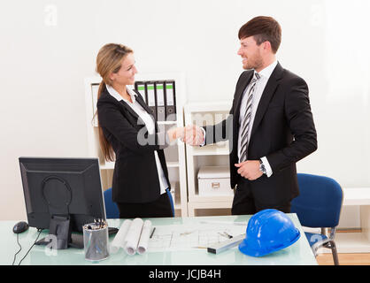 Gli architetti si stringono la mano in ufficio dopo il raggiungimento di un accordo Foto Stock