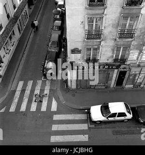 AJAXNETPHOTO. Parigi, Francia. Vista aerea di attraversamento pedonale in Rue Saint Dominique. Foto:JONATHAN EASTLAND/AJAX REF:981104 2 29 Foto Stock