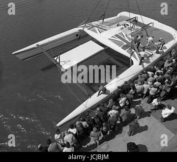 AJAX NEWS FOTO. 1985. Fiume EXE, Inghilterra. - Spazio in affitto - NUOVO 'unnamed' catamarano PER PETER PHILIPS di essere lanciato. Foto:JONATHAN EASTLAND/AJAX REF:85 8 Foto Stock