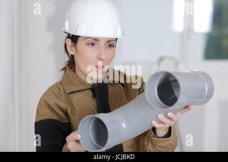 Idraulico femmina con pvc tubi per fognature Foto Stock