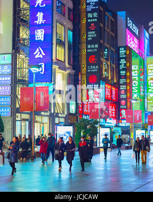 SHANGHAI, Cina - 28 dicembre 2016: la gente che camminava sul Nanjiing Road nel centro cittadino di Shanghai. La zona è il principale quartiere dello shopping della città e uno dei Foto Stock