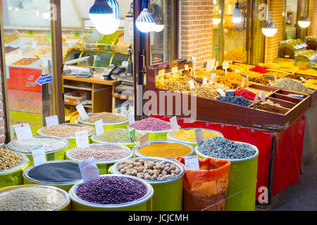 Frutta secca, noci e semi a Teheran il bazaar principale. Iran Foto Stock