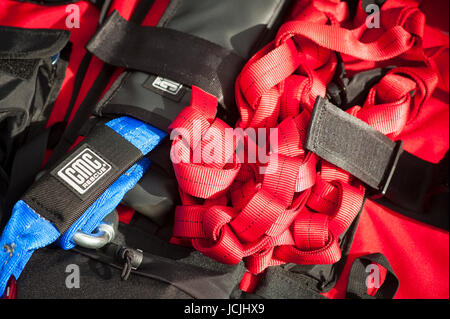 Gli equipaggi pratica ad alto angolo e spazio confinato salvataggi in un Public safety training center utilizzando attrezzature di sicurezza. Foto Stock