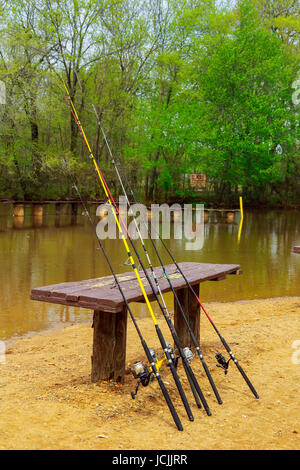 La pesca spinnings in negozio un mercato delle pulci Foto Stock