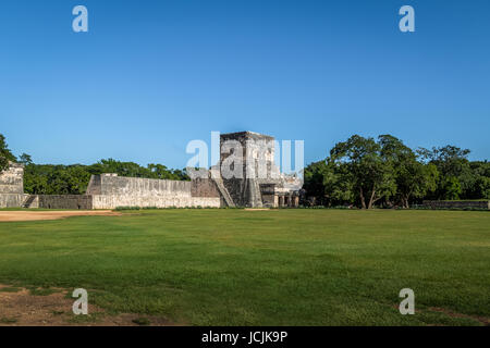 Vista esterna della palla di gioco corte (Juego de Pelota) a Chichen Itza rovine Maya - Yucatan, Messico Foto Stock