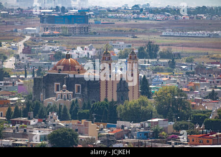 Vista aerea della Parroquia de San Andres Apostol (Sant'Andrea Apostolo Chiesa) - Cholula, Puebla, Messico Foto Stock