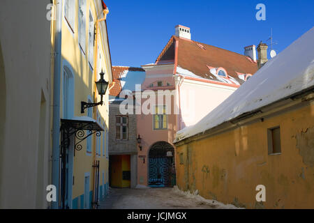 Toom-Rüütli, una tranquilla strada innevata in Toompea (la collina della Cattedrale), Tallinn, Estonia Foto Stock