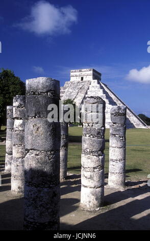 Die Pyramide der Maya Ruine von Chichen Itza im Staat Yucatan auf der Halbinsel Yuctan im sueden von Mexiko in Mittelamerika. Foto Stock