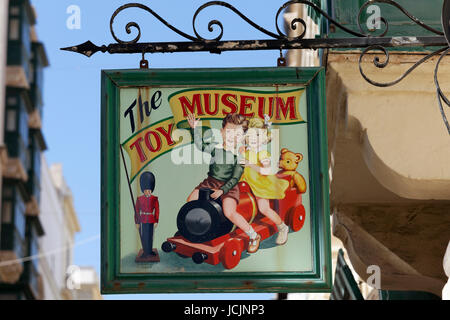 I bambini a cavallo su un giocattolo-treno, segno dipinto a Toy Museum, il Museo del giocattolo, il centro storico, La Valletta, Malta Foto Stock