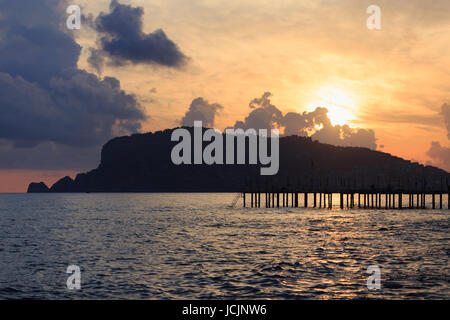 Seascape con Alanya castle rock e pier durante il tramonto Foto Stock
